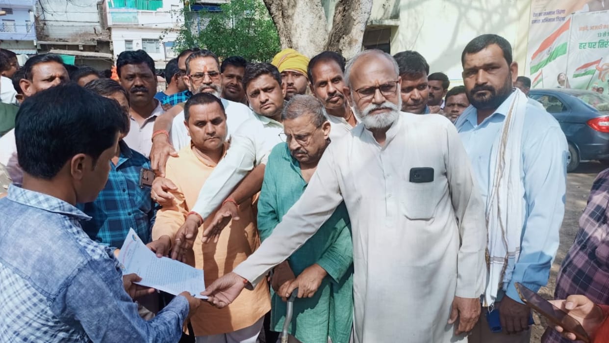 Teacher asked for leave, BRC said - Stupid papers are going on, Sahu community demanded action for insulting
