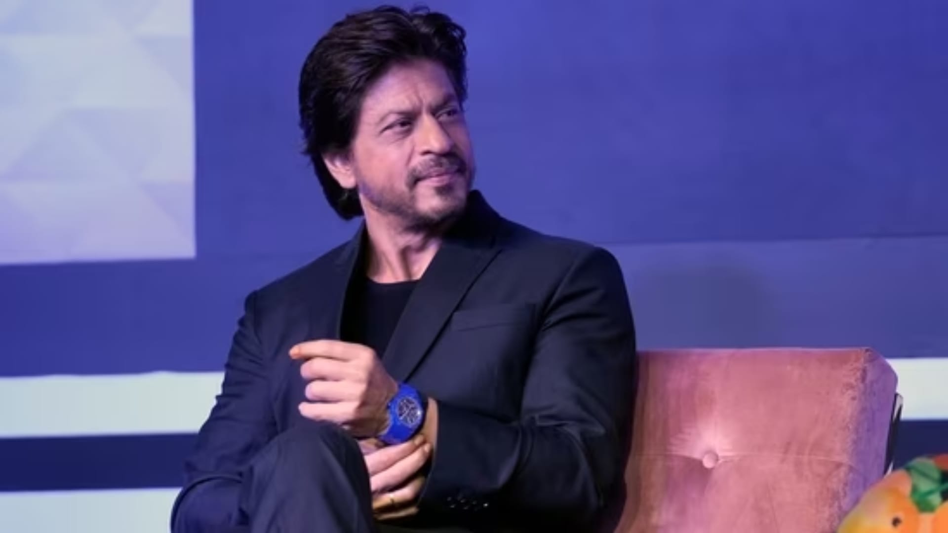 Shahrukh Khan pakistani sand artist make srk portrait on gadani beach balochistan