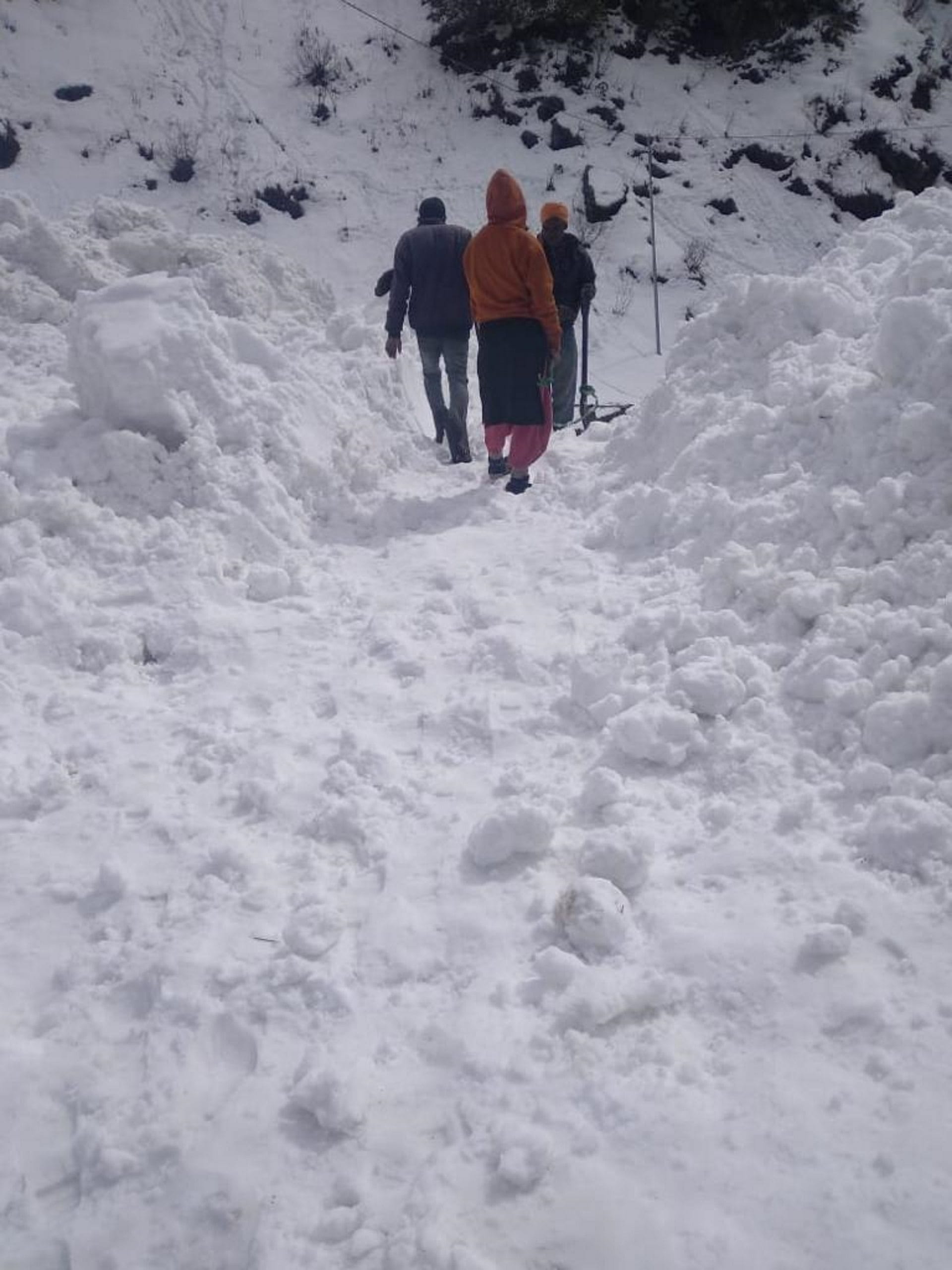 Avalanche alert in chamoli uttarakhand Snowfall in high altitude areas Weather news read more updates in hindi