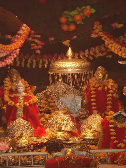 कटड़ा: मां वैष्णो के दरबार इस साल सितंबर तक पहुंचे 73 लाख से अधिक श्रद्धालु, नवरात्रि पर की जा रही खास तैयारी Katra: Till September this year, more than 73 lakh devotees reached the court of Maa Vaishno.