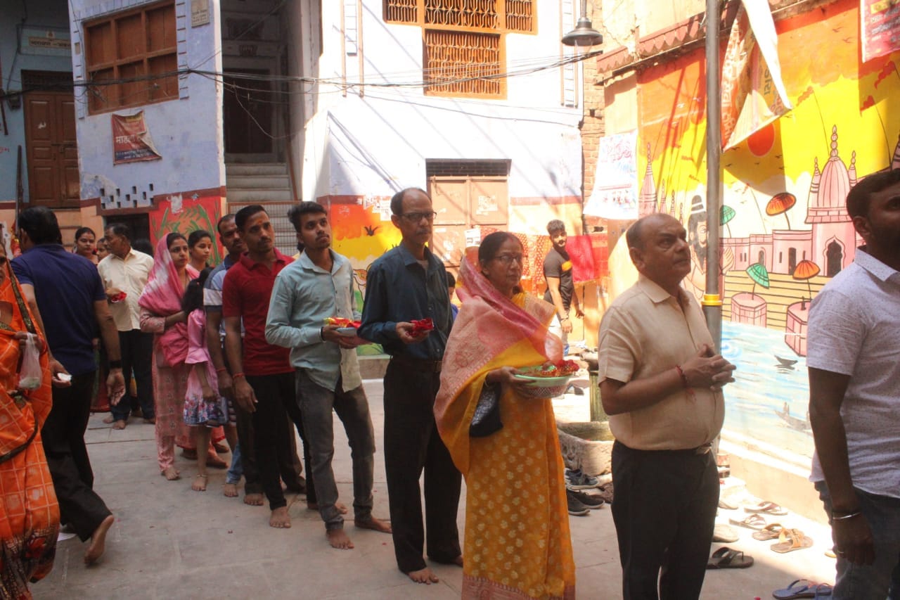Devotees thronged to see Brahmacharini, the second mother of Navratri, Mother Vindhyavasini gave divine darsh