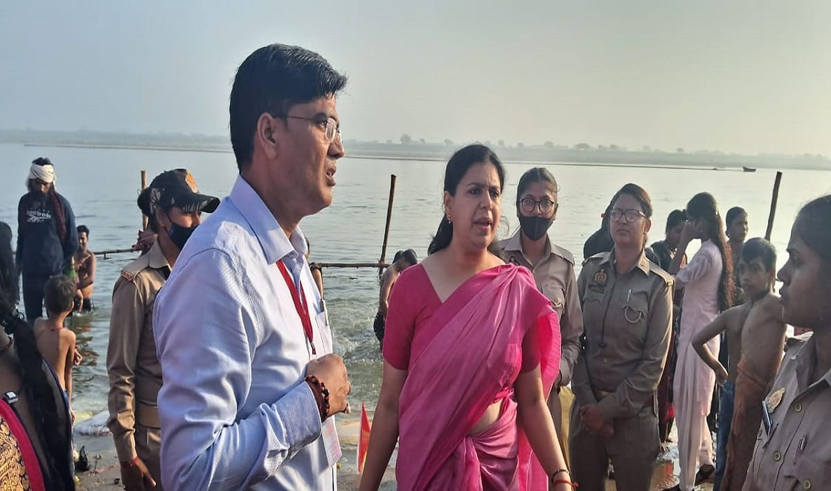 Mirzapur DM angry seeing men near womens ghat in vindhaychal said I will send to jail