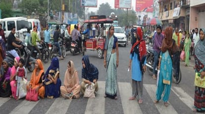 बागला महिला अस्पताल में अल्ट्रासाउण्ड न होने पर अलीगढ रोड पर बैठकर जाम लगाती महिलाएं