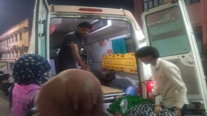 Hathras News: सरसों ले जाने को लेकर दो पक्षों में मारपीट में महिला घायल, पहले से था जमीनी विवाद घायल महिला को ले जाते हुए परिजन