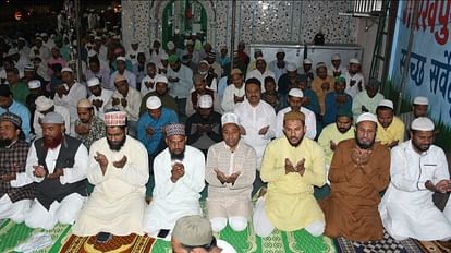Taraweeh prayers read in mosques late in evening first fast kept today