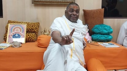 Karauli Baba: ये बॉलीवुड स्टार भी हैं करौली बाबा के भक्त, पत्नी संग लिया था आशीर्वाद, BJP नेता का फ्लैट हड़पा करौली बाबा कानपुर