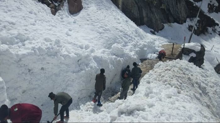 Kedarnath: 'बर्फीली गलियों' से गुजरेंगे बाबा केदार के भक्त, हिमखंड जोन के बीच ऐसे बनाया रास्ता, देखें तस्वीरें Char dham yatra 2023: Pilgrims will go in Kedarnath dham by walked between iceberg see amazing Photos