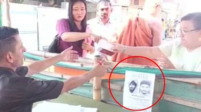 नेपाल सीमा पर लगे पोस्टर।