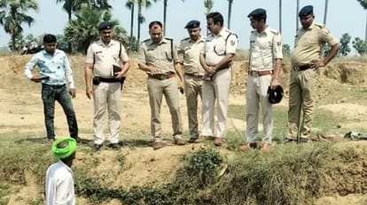 Bihar :नालंदा में सिर कटी लाश मिली, जमीन में दफन धड़ को नोंच रहे थे कुत्ते  - Bihar: Headless Dead Body Found In Nalanda, Dogs Were Scratching The Body  Buried In The