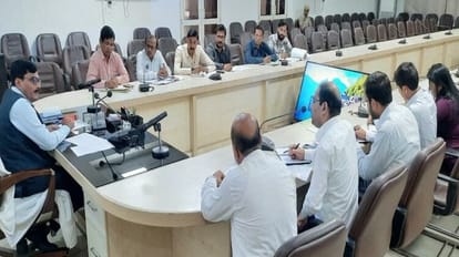 Aligarh News: यूनिवर्सिटी-अटल आवासीय विद्यालय के निर्माण में देरी पर डीएम नाराज, थमाया कारण बताओ नोटिस समीक्षा बैठक में नाराज दिखे अलीगढ़ डीएम इंद्र विक्रम सिंह