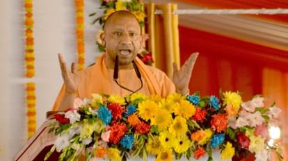 Varanasi: लंबे समय बाद पुराने अंदाज में दिखे CM योगी, पीएम मोदी के सामने राहुल गांधी पर जमकर बरसे, दी चेतावनी संस्कृत विश्वविद्यालय के खेल मैदान में जनसभा