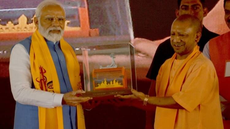 संस्कृत विश्वविद्यालय के खेल मैदान में जनसभा