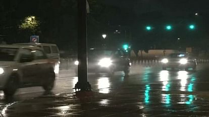 दिल्ली में बारिश ने बढ़ाई ठंड