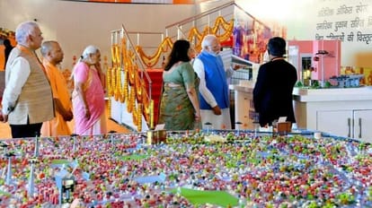 PM Modi in Varanasi: भविष्य के विकास पर पीएम मोदी की मुहर, बृहद बनारस की परिकल्पना को भी मंजूरी वाराणसी में रोपवे का मॉडल देखते पीएम मोदी