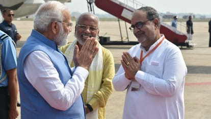 पीएम मोदी का स्वागत करते भाजपा प्रदेश अध्यक्ष भूपेंद्र सिंह चौधरी