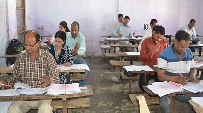 यूपी बोर्ड उत्तर पुस्तिकाओं का मूल्यांकन करते शिक्षक