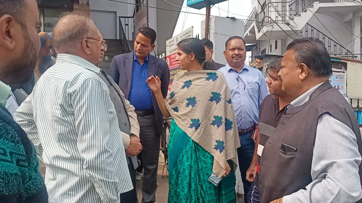 Dehradun Aadhat Bazar Discussion between traders and officials of MDDA on shifting Market