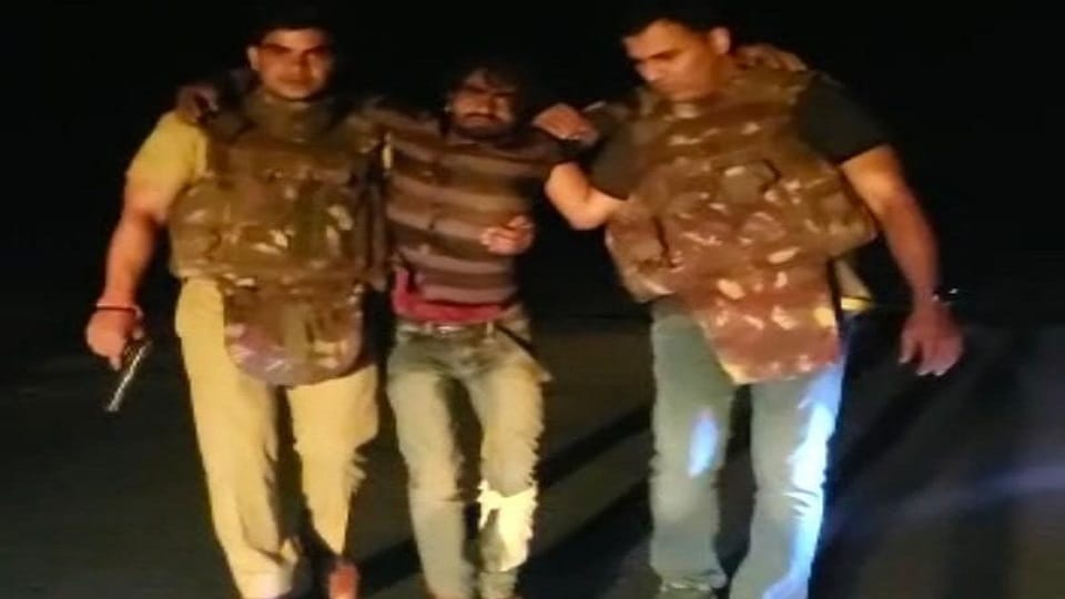 Reward gangster shot in police encounter in Agra admitted to hospital