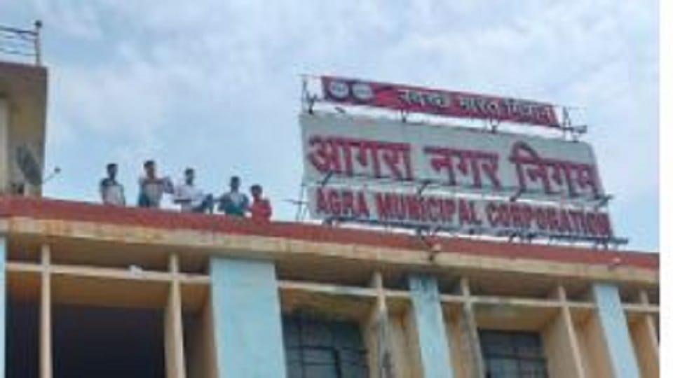 People climbed on the roof of the Municipal Corporation, tearing water bills and blowing them in the air