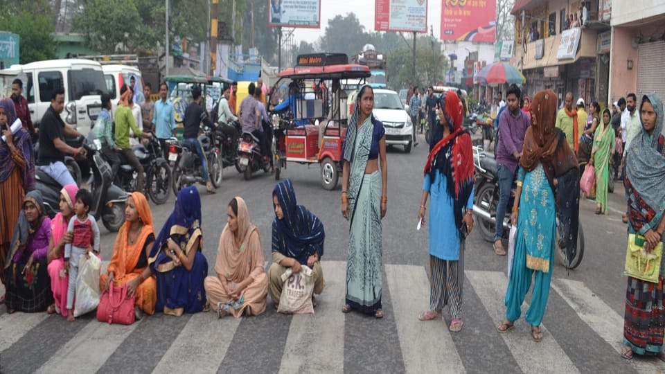 Women angry after seeing the lock hanging on the ultrasound room jammed the middle of the road with child