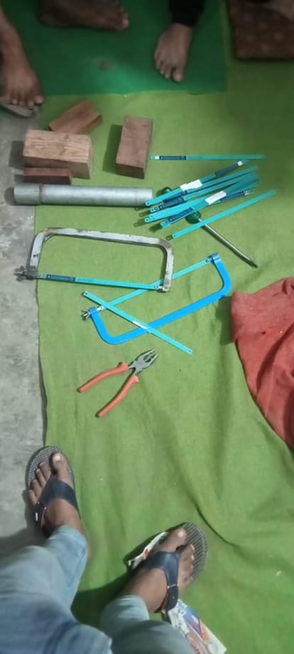 Chandauli: Thieves ran away after failing to steal, a bullet hit a villager in the stomach