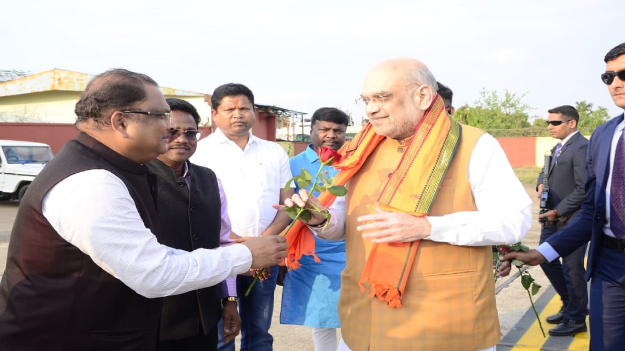 amit Shah reached Bastar to attend the crpf Raising ceremony welcomed at the airport