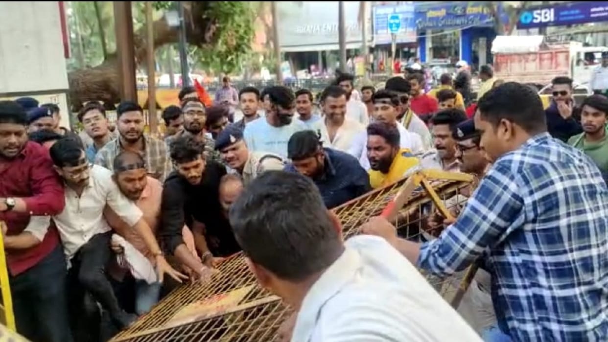 Rahul Gandhi Congress workers protest in Bilaspur demonstrated in front of MP house