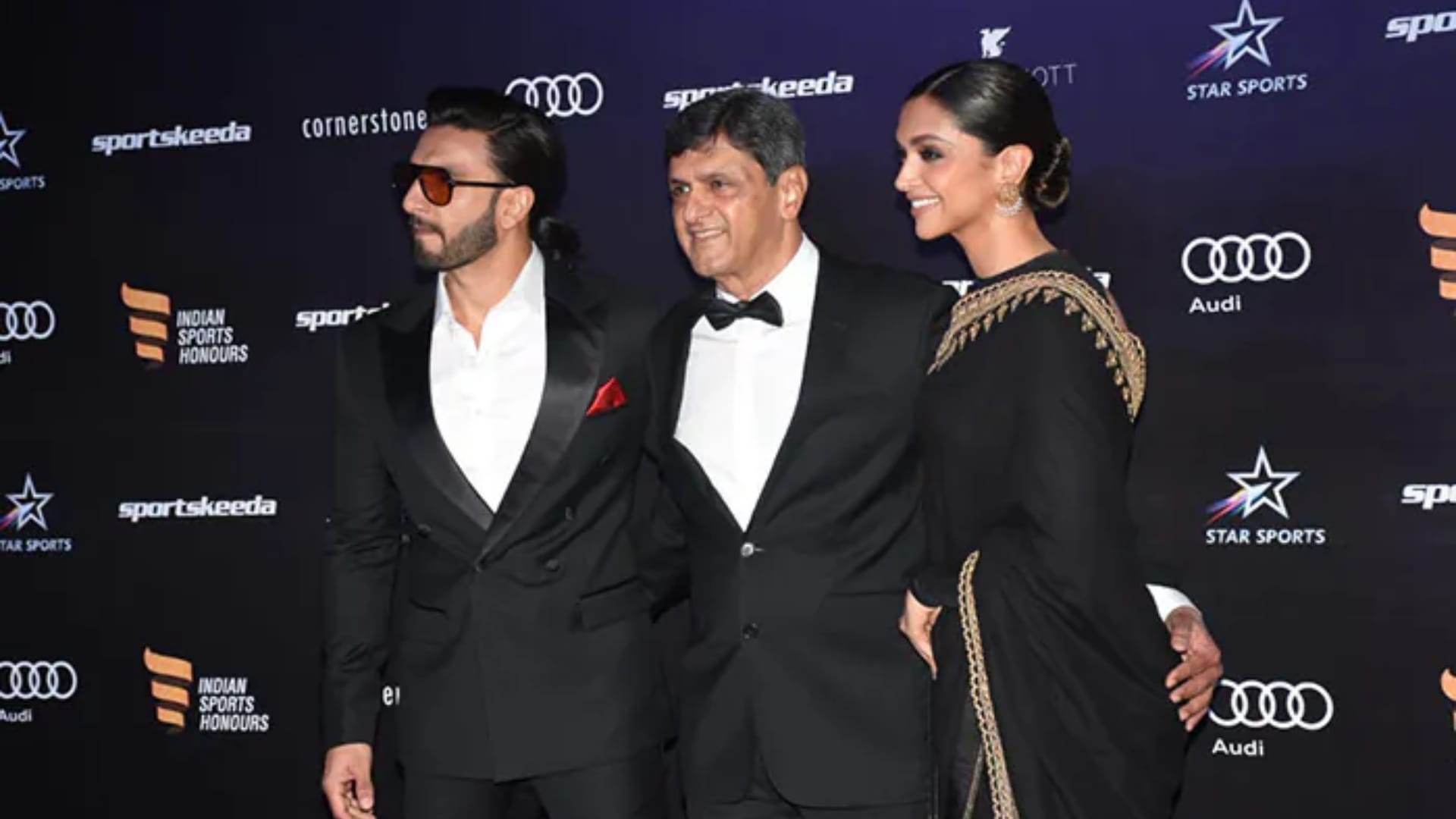 Deepika Padukone Ranveer Singh Appear In Sports Award Function With Prakash Padukone Actress Ignore Husband