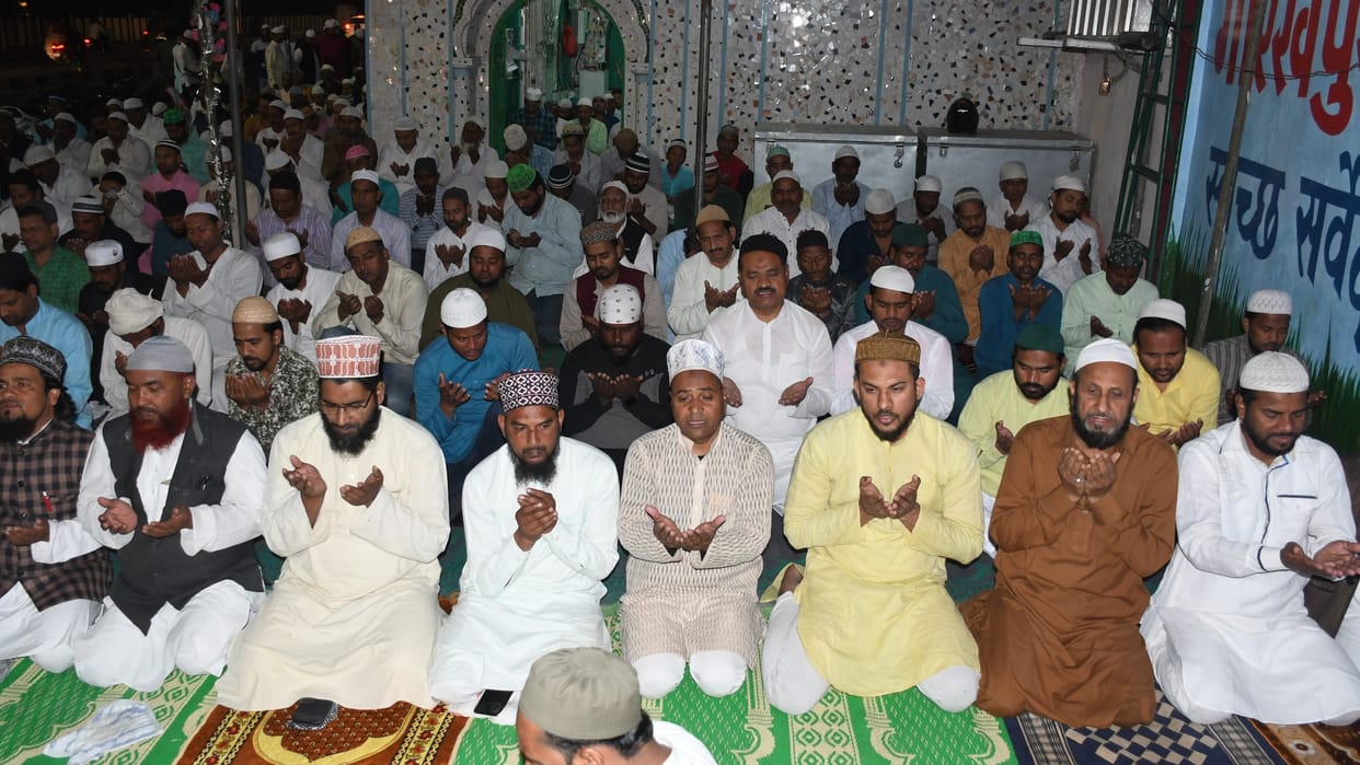 Taraweeh prayers read in mosques late in evening first fast kept today