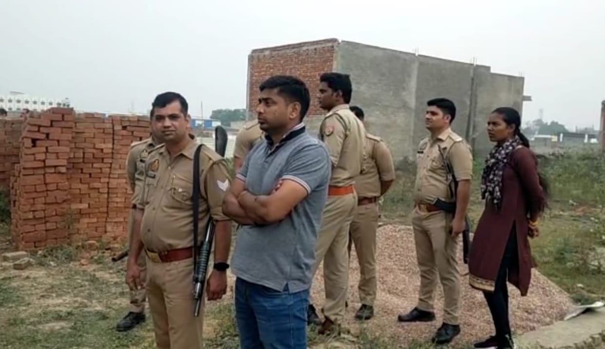 Hapur fire brigade  went after fire dousing in furniture godown in morning one dead body found