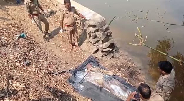 Dead body of a middle aged man found floating in the pond, could not be identified, police engaged in investig