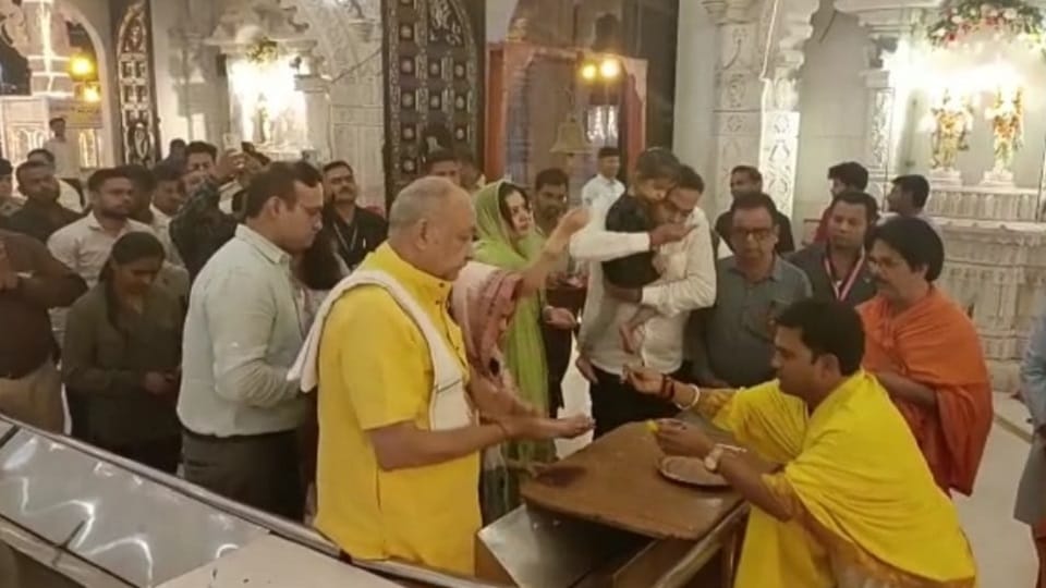 Agriculture Minister visited Bamleshwari Mata with his family