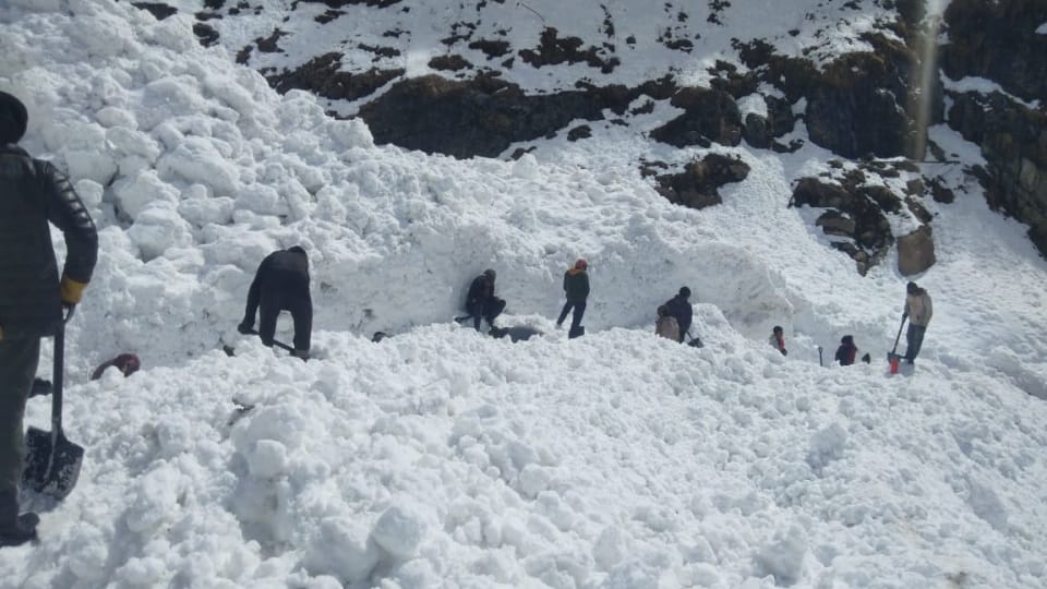 Kedarnath Dham: Road closed due to avalanches in many places see places