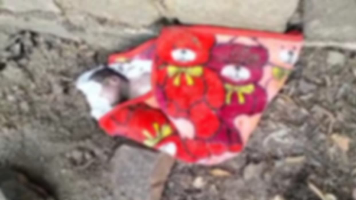dead body of newborn child was found lying in empty plot in Firozabad