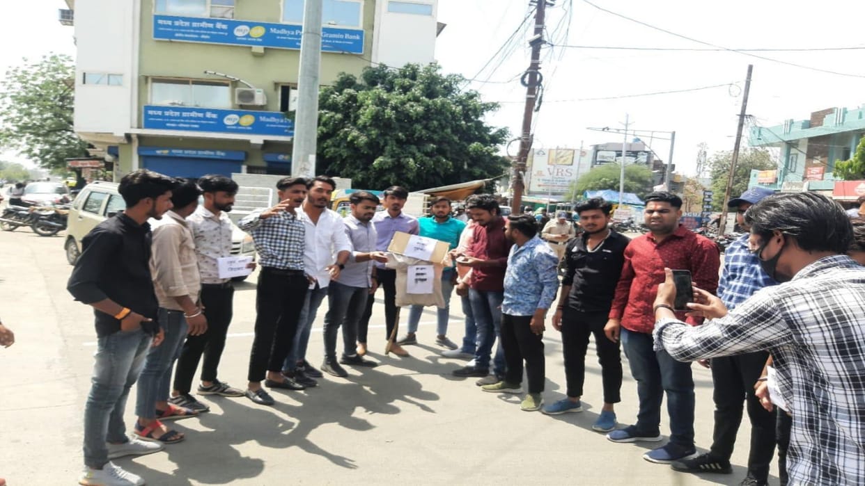 NSUI burnt the effigy of the central government alleging a conspiracy to implicate Rahul Gandhi in Sehore