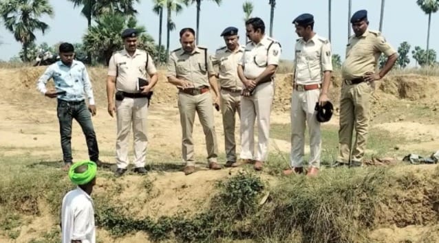 Bihar: Headless dead body found in Nalanda, dogs were scratching the body buried in the ground