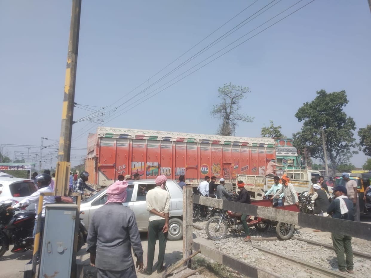 Truck stuck in railway track, Kaifiyat Express affected for 45 minutes, Ambari-Ahraula route disrupted
