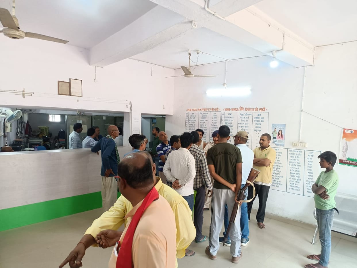 Bihar: Miscreants entered South Bihar Gramin Bank in broad daylight in Samastipur, looted 5 lakhs