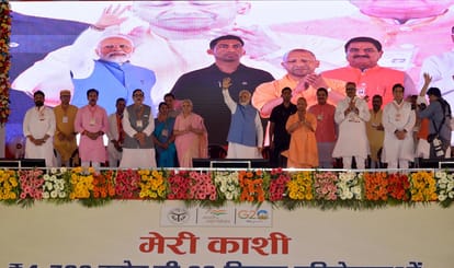 CM Yogi roared in old style After long time lashed out at Rahul Gandhi in front of PM Modi