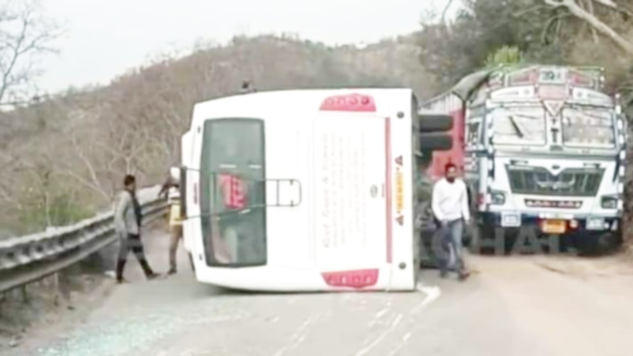 Bus Accident News Bilaspur: Private bus overturned in Swarghat Bilaspur many injured