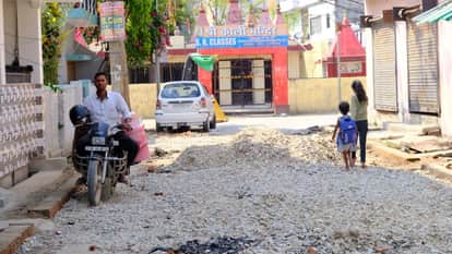 शाहपुर काली मंदिर मार्ग पर गिट्टी डालकर अधूरा छोड़ा गया।