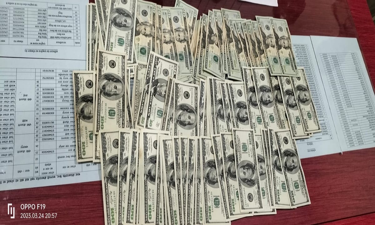 Man caught with  9 thousand US dollars at varanasi Cantt railway station