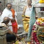 गर्भगृह में पूजा के दौरान श्री श्री रविशंकर