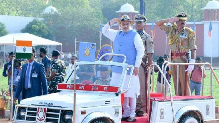 परेड की सलामी लेते गृहमंत्री शाह।