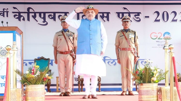 जवानों से सलामी लेते गृहमंत्री शाह।