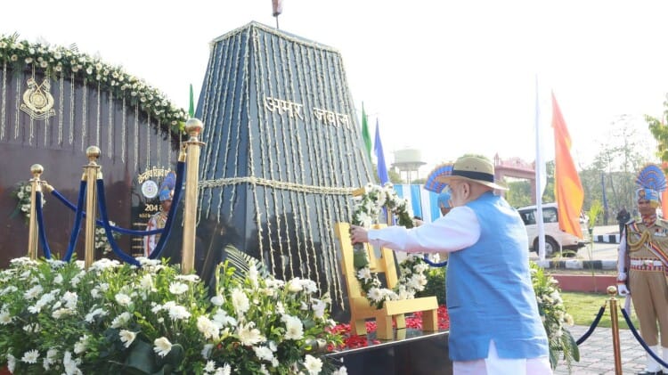 शहीद जवानों को श्रद्धांजलि देते गृहमंत्री शाह।
