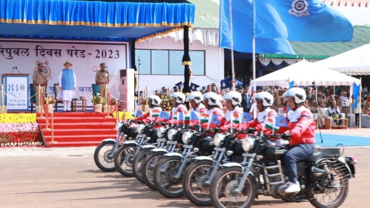 जवानों ने सीआरपीएफ स्थापना दिवस पर निकाली बुलेट से परेड।