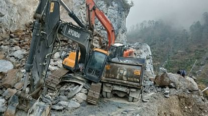Gangotri Highway Debris and boulders came near Dharasu Band Uttarakhand Weather News rain