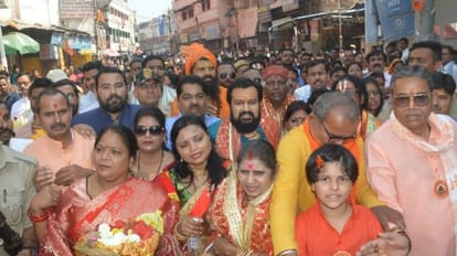 Varanasi: ज्ञानवापी में मां श्रृंगार गौरी की वादिनियों ने की सामूहिक पूजा, परिसर में मिले बाबा का आशीर्वाद भी मां श्रृंगार गौरी का दर्शन-पूजन: ज्ञानवापी पहुंचीं वादिनी महिलाएं