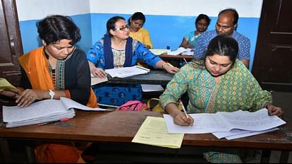 यूपी बोड: पांच दिन में गुरू जी जांचेंगे 82 लाख कापियां, मूल्यांकन का कार्य अंतिम चरण में Prayagraj News : यूपी बोर्ड की उत्तरपुस्तिकाओं का मूल्यांकन करते शिक्षक।